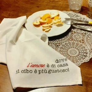 Eco-tovagliolo ricamato DOVE L'AMORE E' DI CASA....