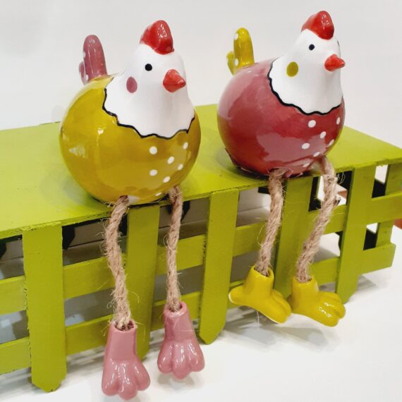 Gallina in ceramica 2 colori con zampe in corda.